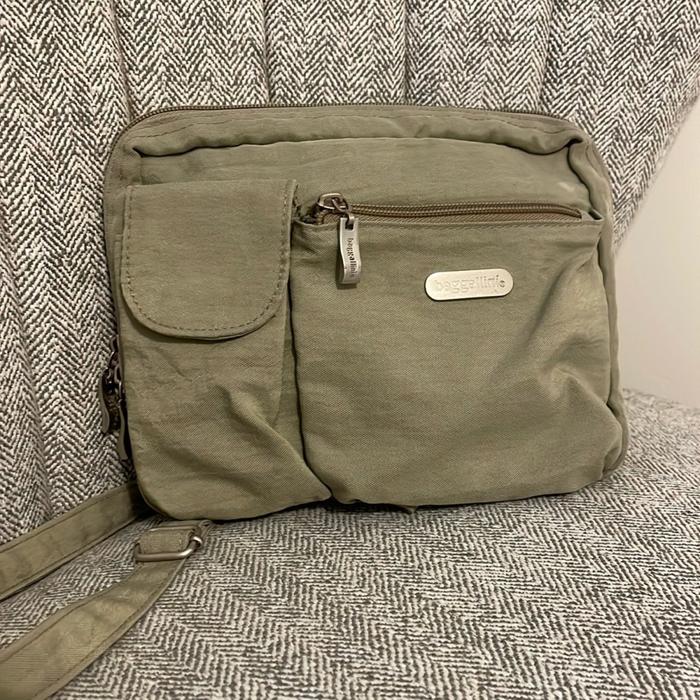 Baggallini Everyplace crossbody in Khaki